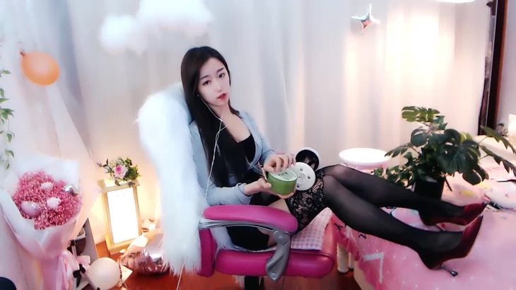 [夏喵娜KINA酱ASMR]吊带袜高跟鞋小姐姐为你舔耳哄睡