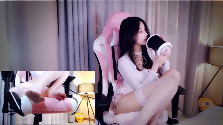 ASMR小小奶瓶儿 白色旗袍vr助眠